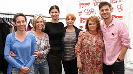 Barbora Lukešová (vlevo) spolu s kolegy ze seriálu cesty domů podpoří pochod proti rakovině prsu.