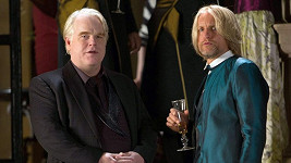Philip Seymour Hoffman a Woody Harrelson ve filmu Hunger Games: Vražedná pomsta.
