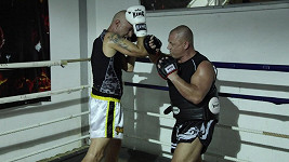 Daniel Landa (vlevo) poctivě trénuje na zápas v thajském boxu.