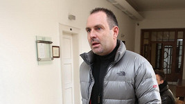 Michal Červín přichází na jednání Vrchního soudu bez advokáta.
