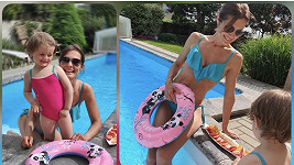 Jana Doleželová s dcerkou u bazénu
