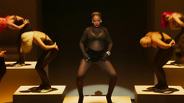 Rihanna odstartovala svou show tanečním vystoupením v prádle. 