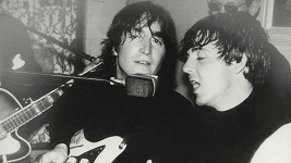 John Lennon a Paul McCartney na snímku z roku 1964