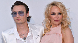 Pamela Anderson vyvedla syna Brandona. 