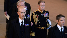 Paul Whybrew (vpředu vlevo) na mši za královnu Alžbětu II.