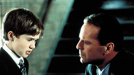 Haley Joel Osment a Bruce Willis v Šestém smyslu