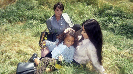Kim Kardashian pózovala s matkou a dcerou. 