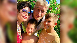Ilona Csáková s rodinou