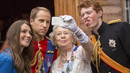Královna Alžběta II., princové William s Harrym a vévodkyně Kate by ve skutečnosti do selfie asi nešli...