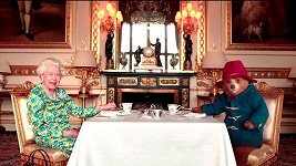 Královna Alžběta II. a medvídek Paddington při čaji