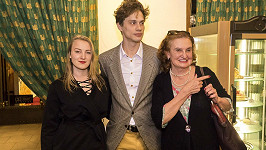 Matěj Paprčiak s přítelkyní Karolínou a její maminkou Evou Holubovou