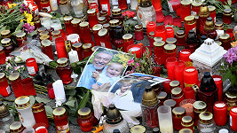 Fanoušci Karla Gotta přinášejí květiny, svíčky a vzkazy na pražskou Bertramku. 