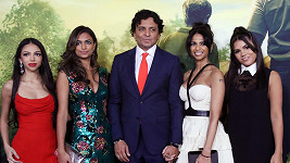 M. Night Shyamalan s manželkou a jejich třemi dcerami na premiéře jeho nového filmu Někdo klepe na dveře. 