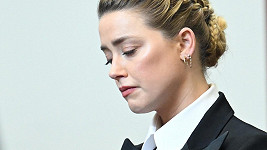 Soud si nyní vyslechne svědky Amber Heard. 