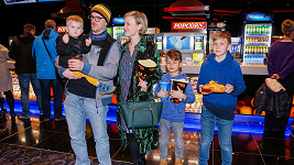 Herečka s manželem a syny vyrazila do kina na premiéru pohádky Jak vycvičit draka 3.