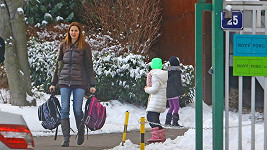 Ivana Gottová vyzvedává děti ze školy.