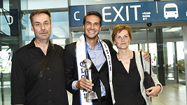 Tomáše na letišti vítali jeho rodiče.