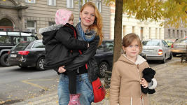 Monika Zoubková se svými holčičkami