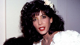 Půvabná sestra Sylvestera Stalloneho Tomi-Ann jako nevěsta se svou matkou Jackie.
