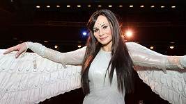 Monika Absolonová hraje anděla.