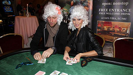 Kateřina Průšová si s přítelem Davidem zahrála poker, pravidla moc neřešila.