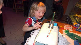 Malý Sebastian dostal dort ve tvaru vagónku.