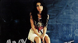 Amy Winehouse na obalu desky Back to Black.
