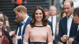 Těhotné vévodkyni Kate už se daří lépe.