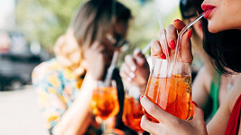Oranžová barva drinku Ciao Spritz připomíná odlesky slunečních paprsků v kombinaci s elegantní chutí hořkosladkých tónů