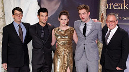 Na snímku jsou hned tři držitelé Zlatých malin - druhý zleva Taylor Lautner, Kristen Stewart a vpravo stojící režisér Bill Condon.