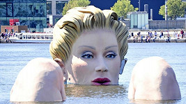 Gigantická socha zdobí řeku Alster.
