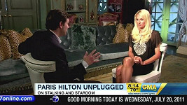 Paris Hilton s moderátorem Danem Harrisem předtím, než utekla.