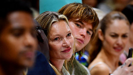 Kate Moss sledovala dceru při přehlídce Richarda Quinna. 