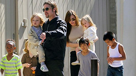 Brad Pitt s celou početnou rodinou.
