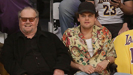 Jack Nicholson sleduje zápas svého oblíbeného basketballového týmu se synem Raymondem.
