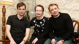 Hana Maciuchová s Ondřejem Novákem a Petrem Stachem (vpravo)