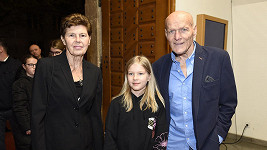 Petr Jákl starší s manželkou a vnučkou Elisou