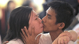 Thajský manželský pár se vydržel líbat nepřetržitě více než 58 hodin.
