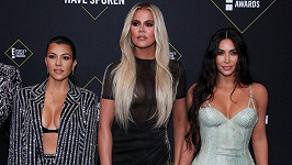 Slavné sestry Kardashianovy provokovaly svými dekolty. 