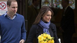 Princ William odvádí Kate z londýnské nemocnice, kde byla loni hospitalizována kvůli nevolnostem.