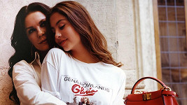 Catherine Zeta-Jones a její dcera Carys nafotily první společnou kampaň.