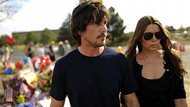 Filmový Batman Christian Bale s manželkou Sibi Blazic při návštěvě místa masakru.