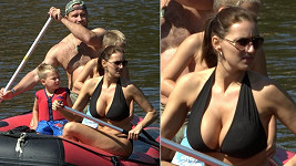 Je div, že se člun nepřevrátil! Lucie Králová i na vodě ukazuje svá obří ňadra.