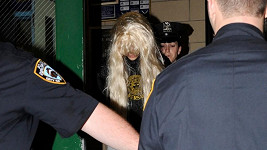 Herečka se při zatčení maskovala parukou.