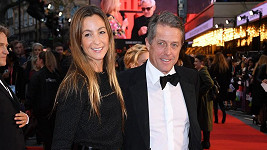 Hugh Grant na premiéře s manželkou Annou Eberstein.
