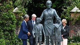 V Kensingtonských zahradách byla odhalena socha princezny Diany. 