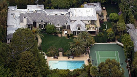 Madonna prodává tento dům s bazénem a tenisovým kurtem.