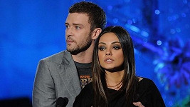 Justin Timberlake osahává krásnou Milu Kunis.