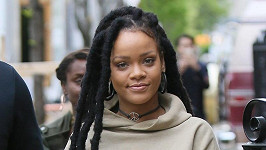 Rihanna s dlouhými dredy