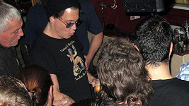 Johnny Depp se potácí v klubu Bar Solo.